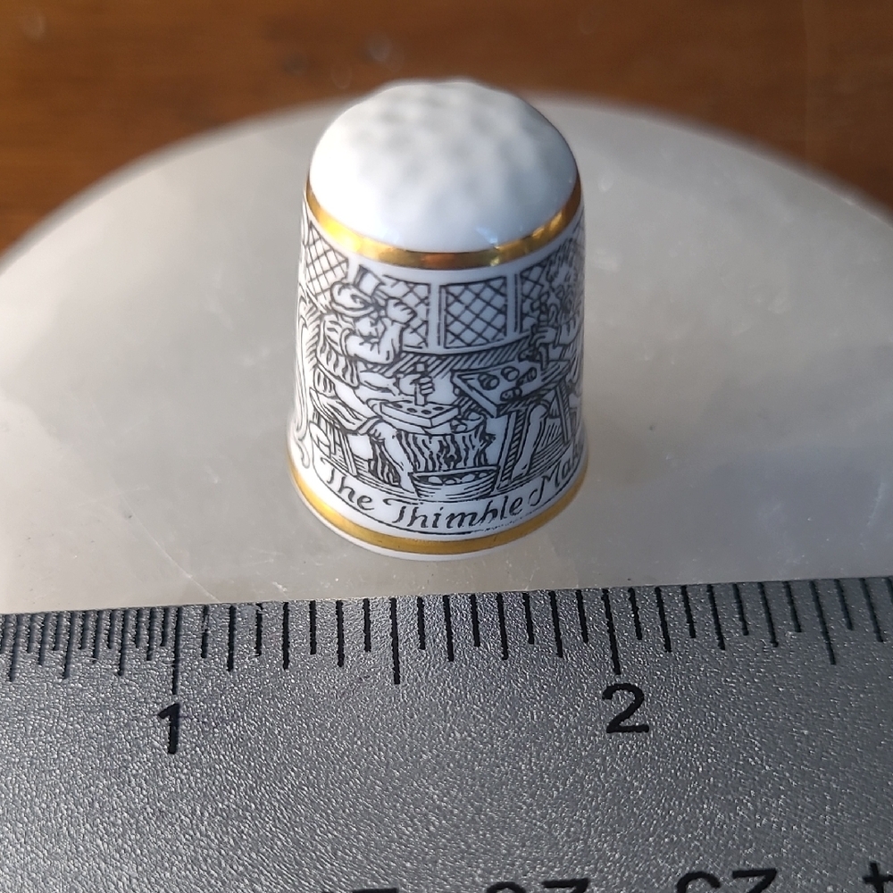 Sutherland Porcelain Thimble with Gold Trim - Picture 4 of 6